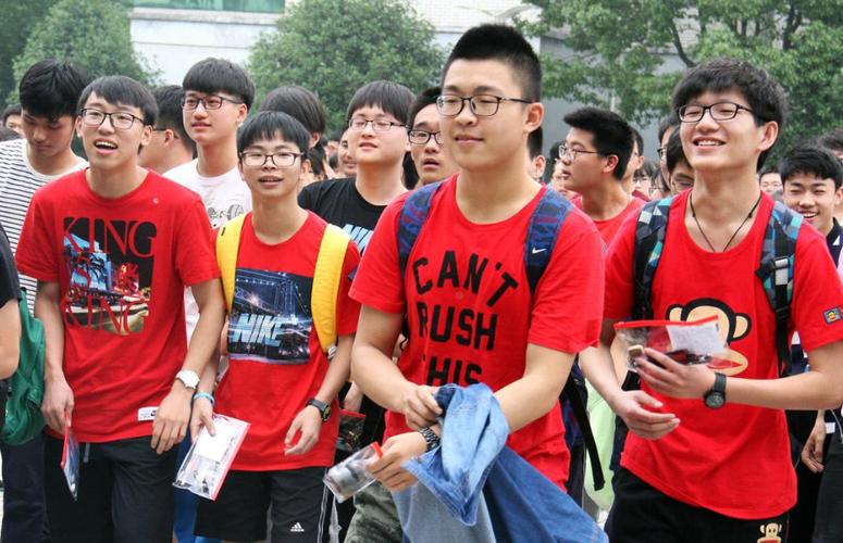 新2025澳门天天开好彩和爸爸穿旗袍为儿应援与爸爸穿旗袍陪考